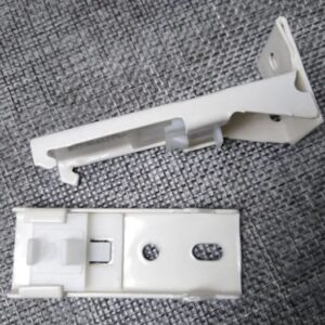 Soporte de riel para pared o techo en acero inoxidable, diseñado para una instalación firme y segura de cortinas, garantizando estabilidad y deslizamiento suave