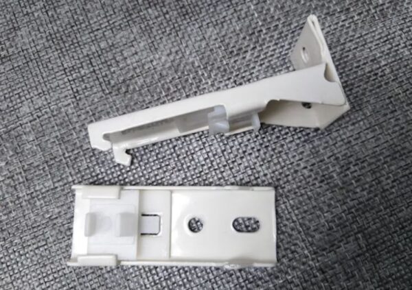 Soporte de riel para pared o techo en acero inoxidable, diseñado para una instalación firme y segura de cortinas, garantizando estabilidad y deslizamiento suave