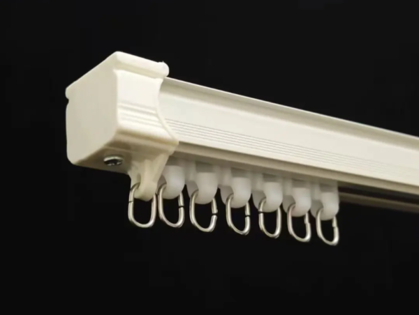 Riel hotelero de aluminio en color marfil, diseño robusto y elegante para cortinas en hoteles, hogares y oficinas. Disponible en medidas de 1.60 a 4 metros.