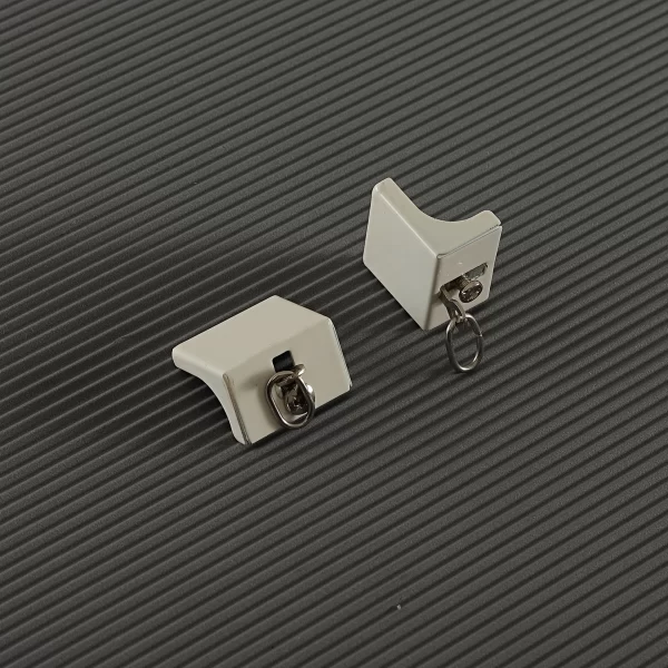 Terminal para Riel Hotelero con tornillo, ideal para sellar extremos del riel y evitar deslizamientos indeseados