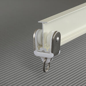 Riel flexible blanco de aluminio, adaptable a ventanas curvas y esquinas. Diseño versátil para un deslizamiento suave de cortinas.