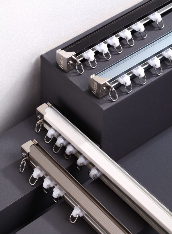 Riel F97 de aluminio en color Amber/Negro, diseñado para un deslizamiento suave y eficiente de cortinas, ideal para embellecer cualquier espacio
