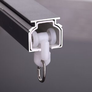 Riel F97 de aluminio en color Amber/Negro, diseñado para un deslizamiento suave y eficiente de cortinas, ideal para embellecer cualquier espacio