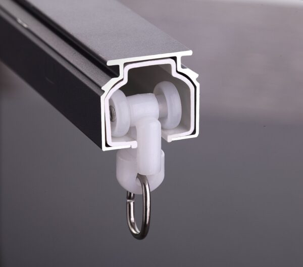 Riel F97 de aluminio en color Amber/Negro, diseñado para un deslizamiento suave y eficiente de cortinas, ideal para embellecer cualquier espacio